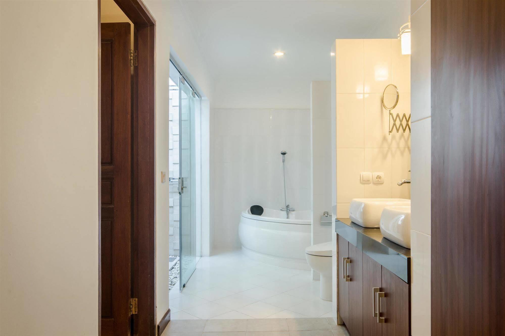 Villa Krisna Seminyak Buitenkant foto